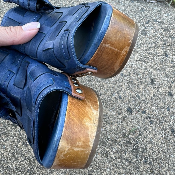 Miu Miu Blue Leather Bow Studs Heeled
Platform‎ Clogs. Size 6 - Picture 7 of 7